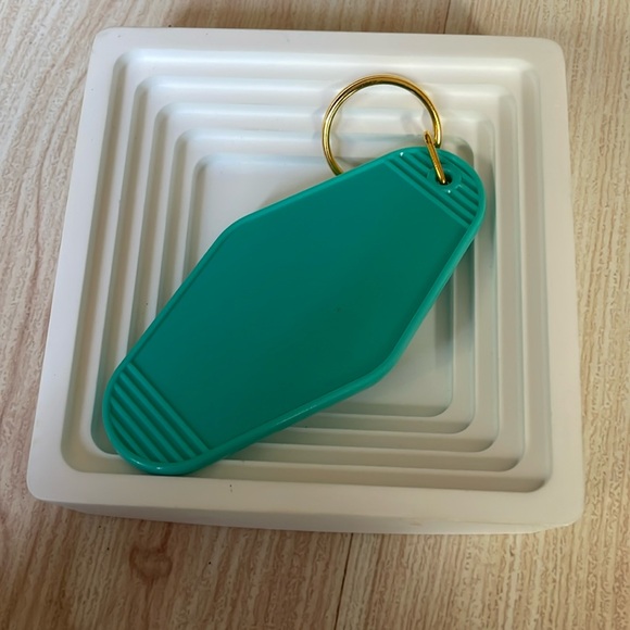 Dog Mama hotel style key chain with gold colored metal. - Picture 2 of 4